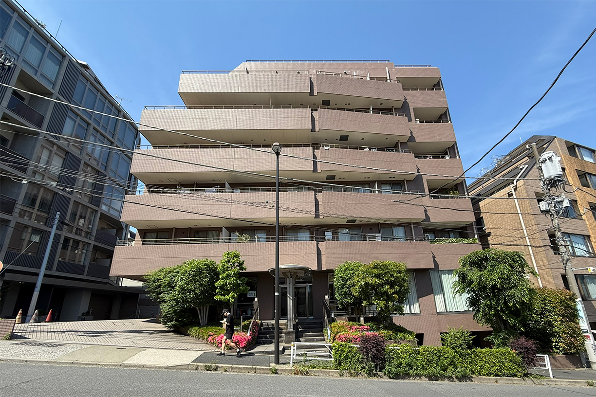 洗練された街、代官山に佇む上質な住空間。 前面は交通量の少ない広い道路で開放感のある角地